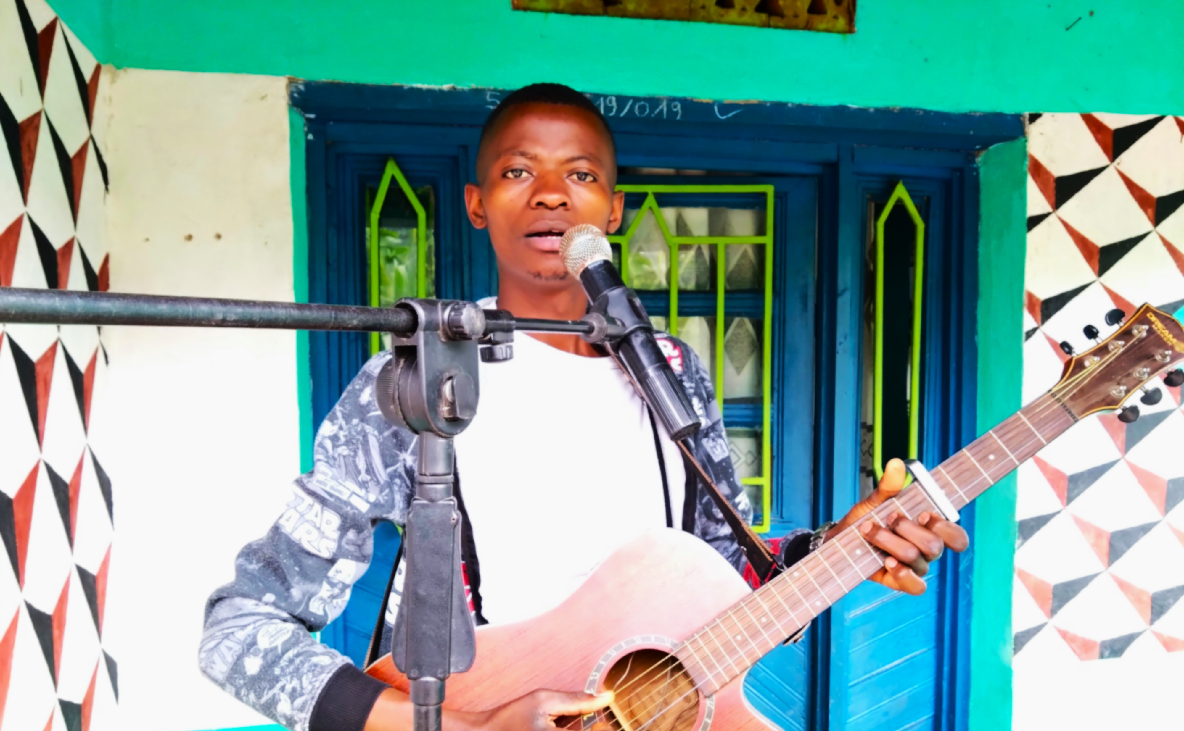 Sinkunda ibintu byo kwamamara, Emmy Guitar yavuze ko ashishikajwe no gukomeza gukora indirimbo zirimo ubutumwa bwubaka sosiyete aho kuyisenya